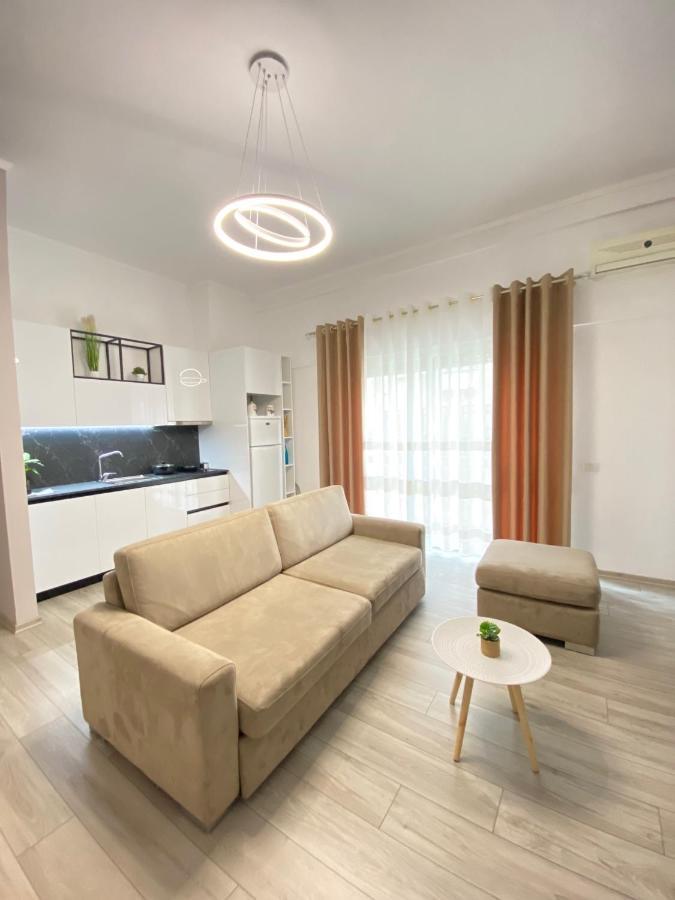 Newly Renovated One Bedroom In Apartment *