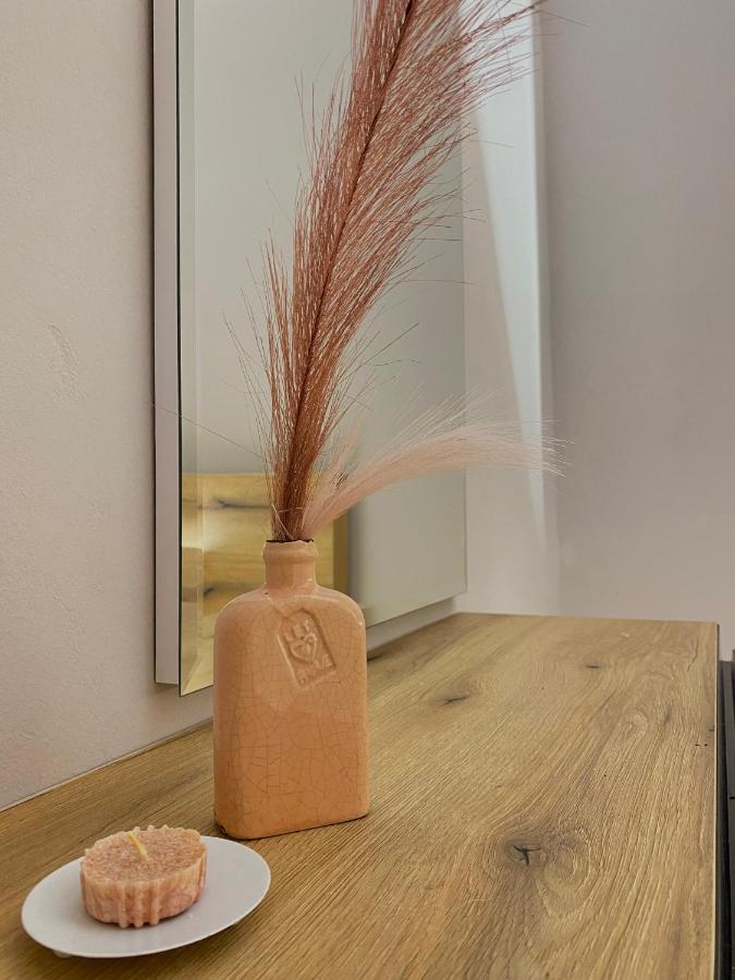 Newly Renovated One Bedroom In Apartment *